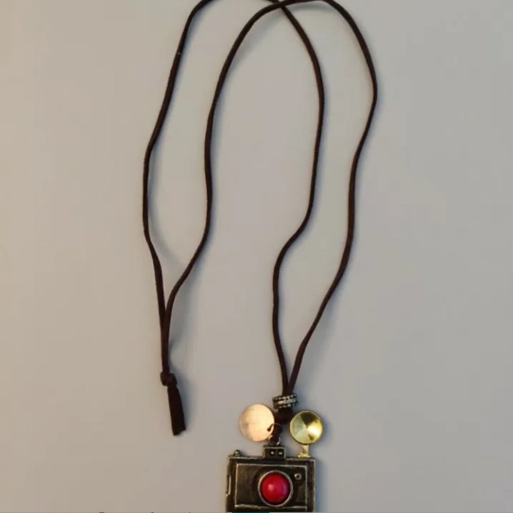 Camera Sweater Chain - Picture 2 of 3